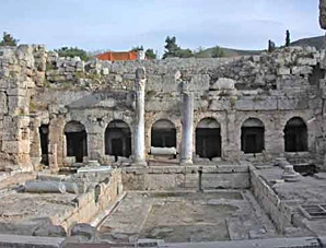 Corinto: La puerta al Peloponeso en el Spartathlon Ruinas de la Antigua Corinto en Grecia, un punto de control estratégico y emocional para los corredores del Spartathlon.