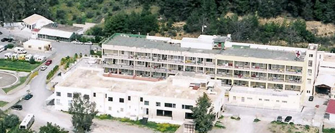 Vista aérea del Hospital General de Esparta en Grecia, centro médico de destino y recuperación para atletas del Spartathlon.