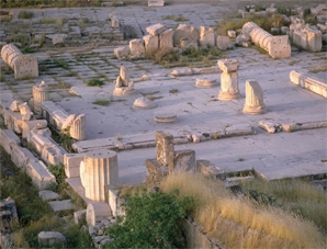 Elefsina: El paso de los atletas por los Misterios de Eleusis Restos arqueológicos del santuario de Eleusis en Elefsina, primer hito histórico en la ruta del Spartathlon desde Atenas.