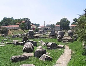 Tegea: Arcadia, un paso histórico para la Legión Argentina Restos arqueológicos y bloques de piedra en el sitio antiguo de Tegea, Arcadia, Grecia, un hito crucial en la ruta del Spartathlon tras las montañas.