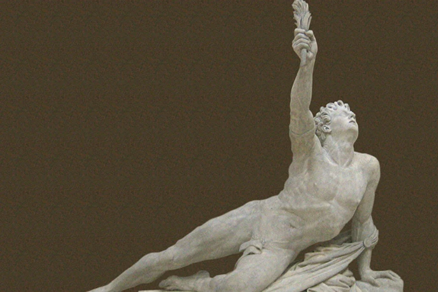 Estatua griega de mármol de Filípides, el heraldo de la Batalla de Maratón, corriendo mientras levanta una rama de olivo sobre un fondo marrón sólido.