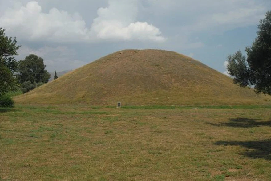 Túmulo de los caídos en la Batalla de Maratón, un punto de referencia histórico para la carrera del Spartathlon.