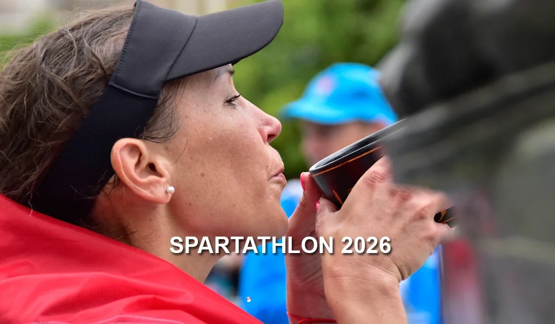Corredora de la Legión Argentina realizando el brindis tradicional con la copa de cerámica tras completar el 44º Spartathlon 2026.
