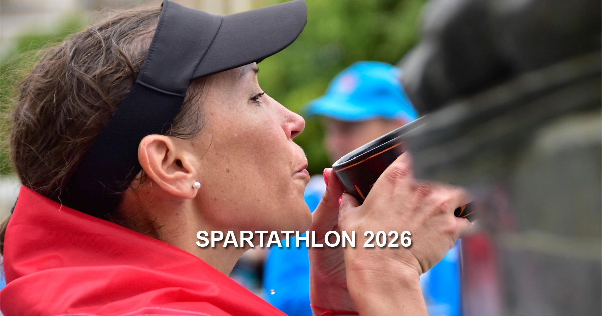 Corredora de la Legión Argentina realizando el brindis tradicional con la copa de cerámica tras completar el 44º Spartathlon 2026.